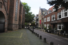 903572 Gezicht in de Waterstraat te Utrecht, met in het midden het Nederlands Volksbuurtmuseum (Waterstraat 27).
